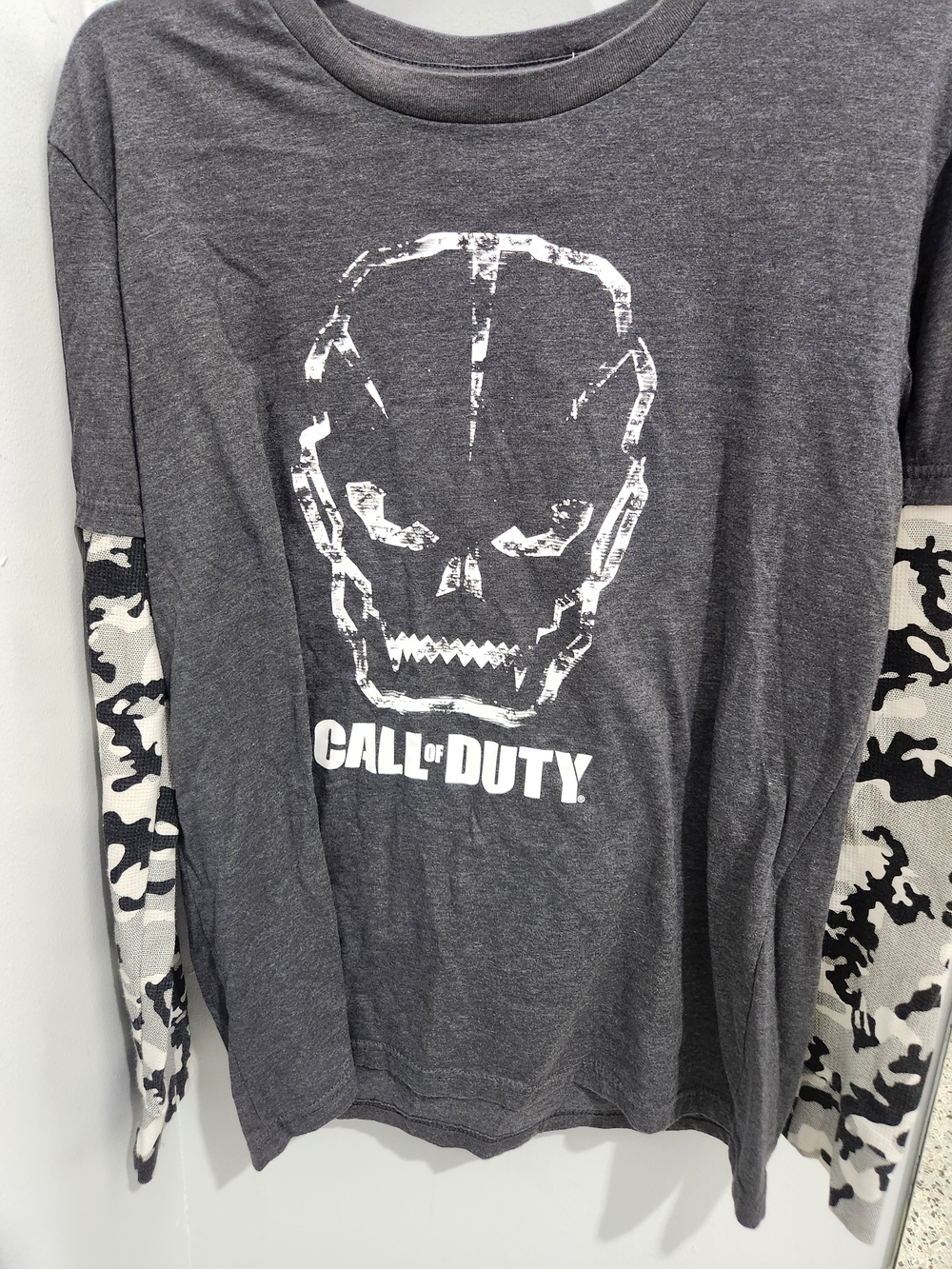 Call of Duty Skull Graphic Tee Size M | Layered Camo Sleeve Streetwear Shirt